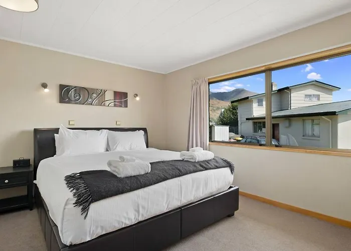 Holiday home View With A Games That Sleeps 8 Wanaka