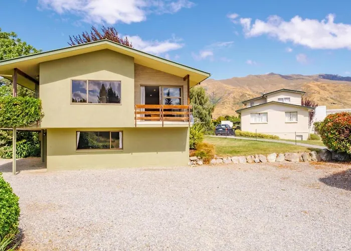 View With A Games That Sleeps 8 Wanaka
